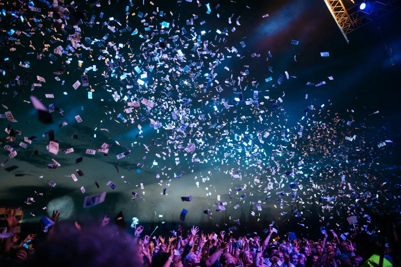 Confetti dwarrelt boven een juichend publiek op het moment van de onthulling.