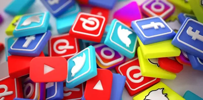 Stapel blokjes met de iconen van bekende socialemediakanalen.