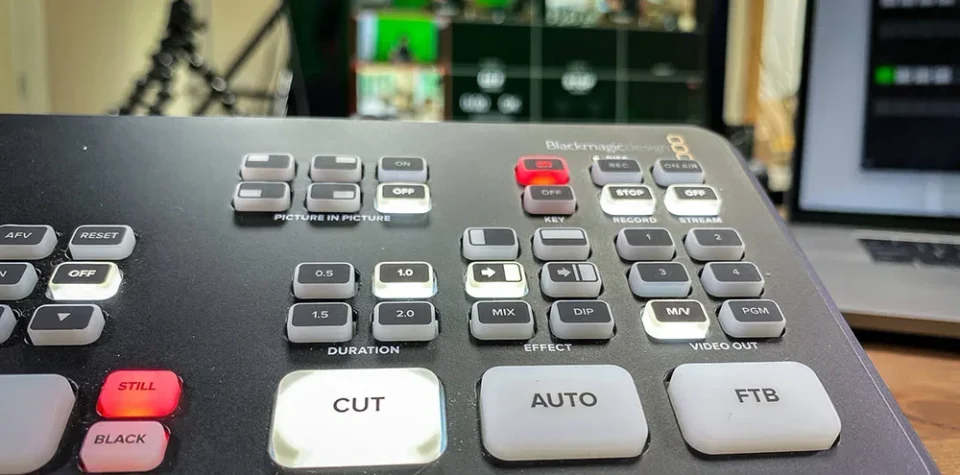 Close-up van een videomixer met de knoppen voor beeldwissels.