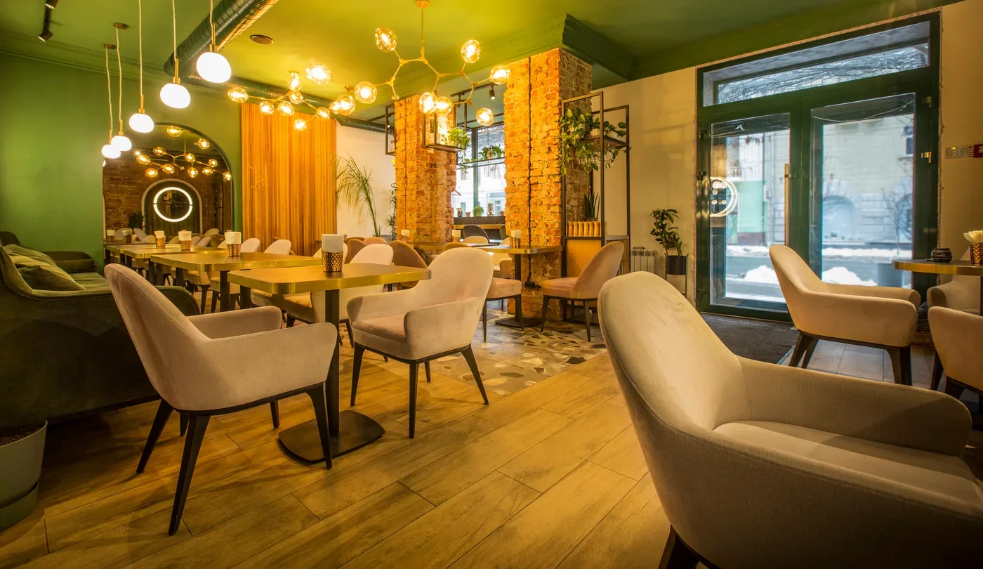 Sfeervolle hotelzaal met loungestoelen en warme verlichting, geschikt als locatie voor een livestream of hybride bijeenkomst.