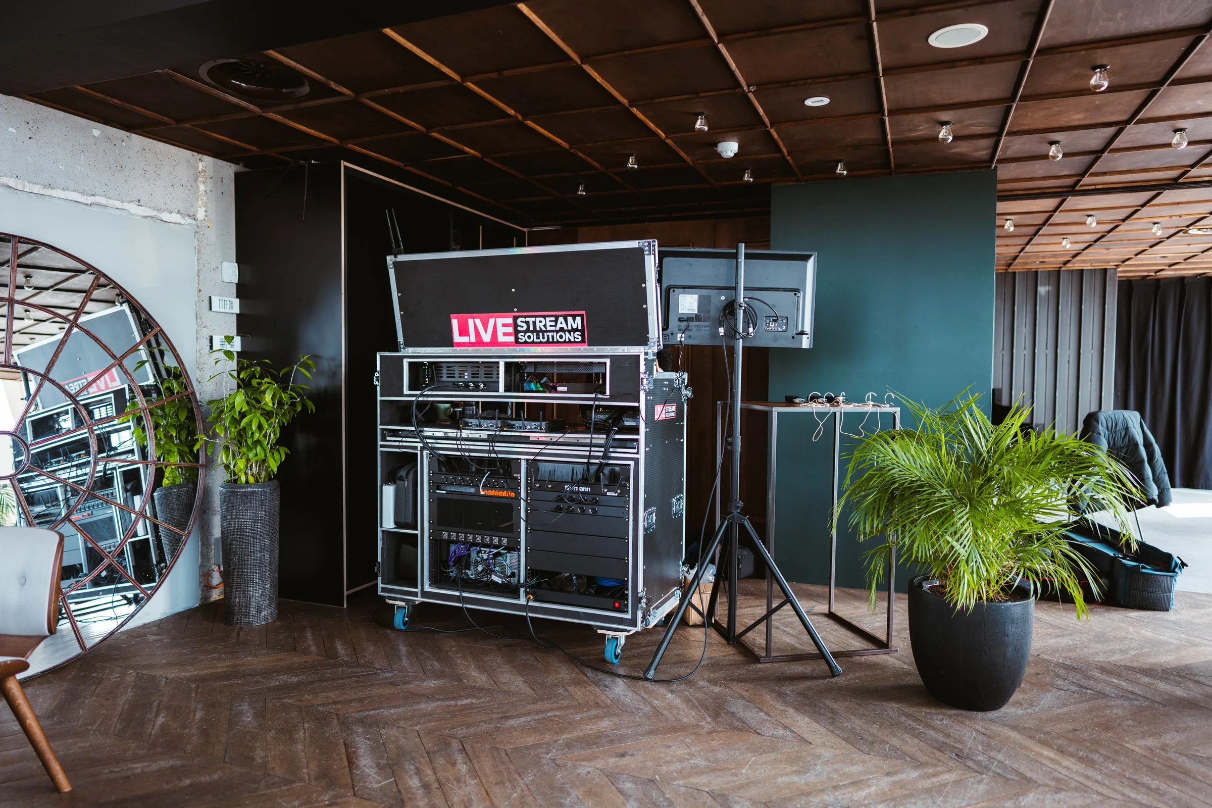 Flightcase met broadcastapparatuur van Livestream Solutions, klaargezet in een ruimte op locatie.