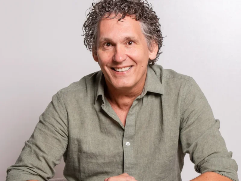 Leon Toeset, livestream producer bij Livestream Solutions, kijkt glimlachend in de camera.