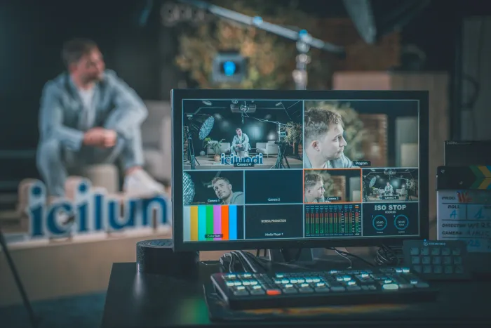 Beeldregie met multiview-monitor en videomixer tijdens een livestream.
