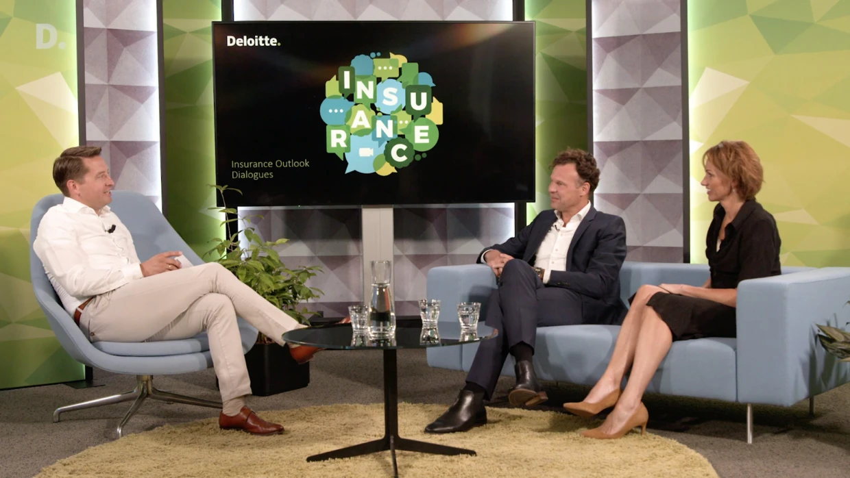 Opname van een webinar in een studiodecor: een gespreksleider en twee gasten in gesprek voor een groot scherm met de titel van het programma.